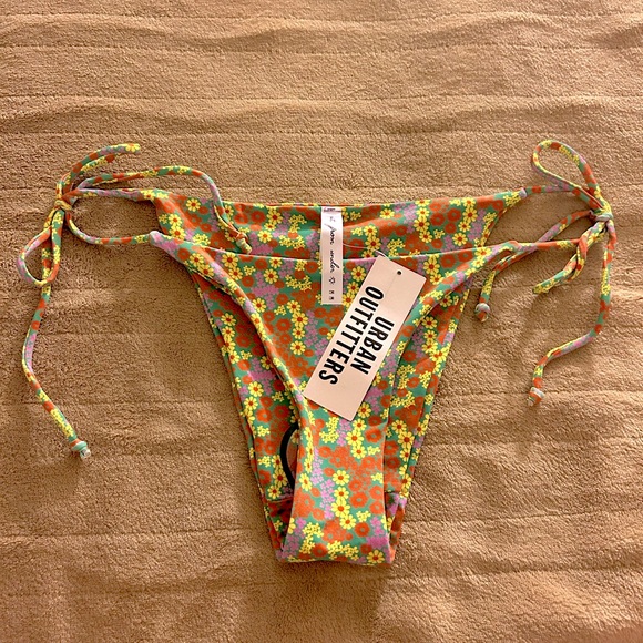 Urban Outfitters Out From Under Bikini Bottoms Sz Medium - Picture 1 of 7